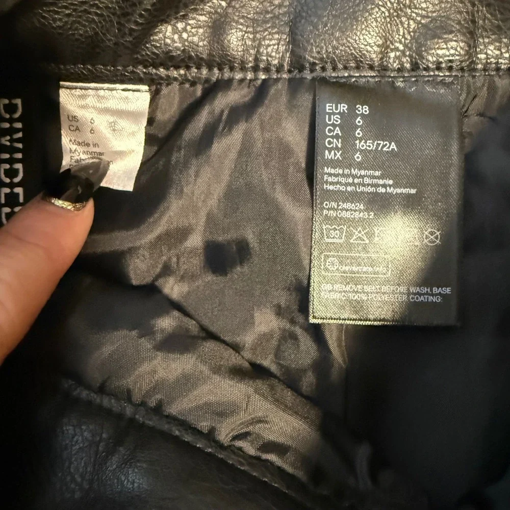 H&M Black Faux Leather Mini Skirt Side Zip US 6‎ EU 38